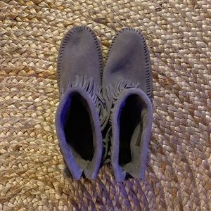 Minnetonka Moccasins Gray with fringe Size 7